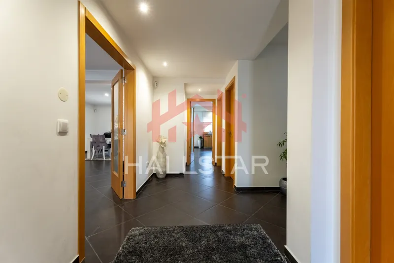 半独立式的房子 4个房间