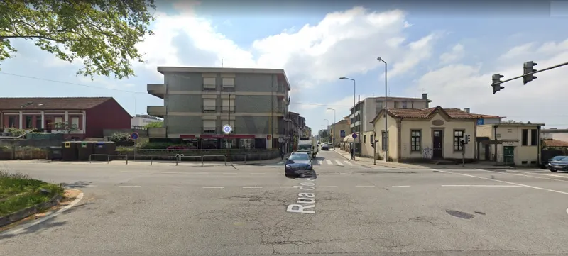 Atenção Srs. Investidores: Loja Ampla c/ 219m² com rendimento - Ao Cruzamento do Amial (Porto)