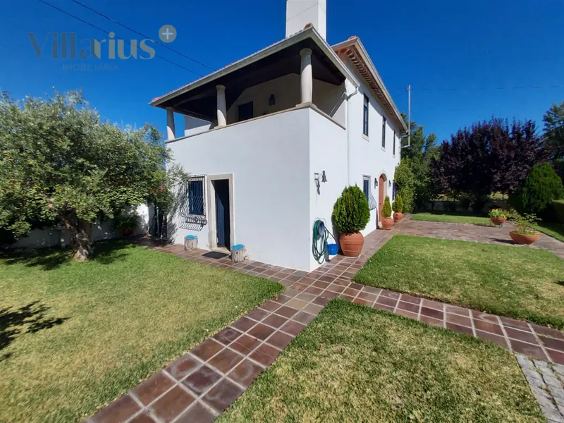 4 bedroom manor house with land between Tomar and Fátima