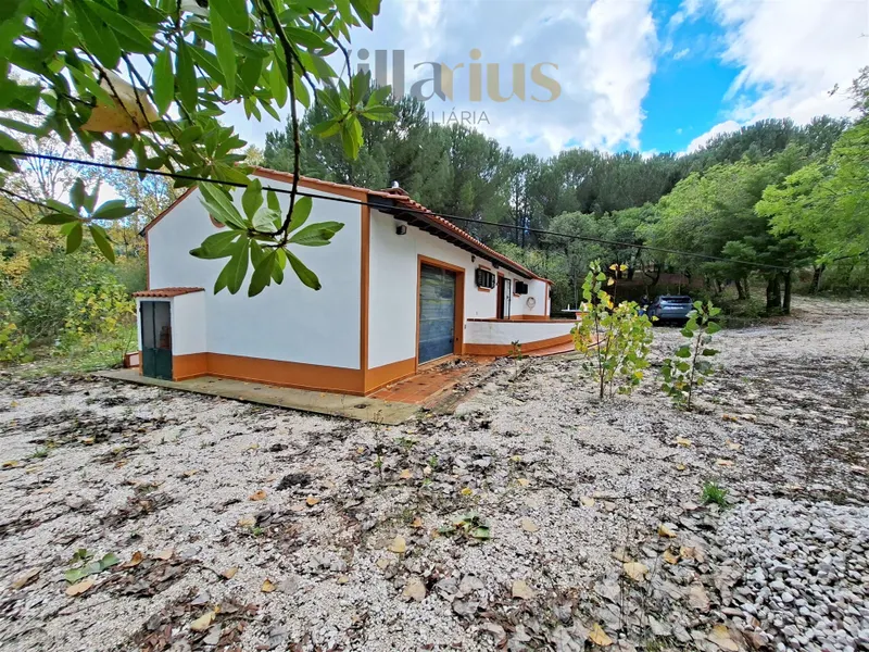 Maison d’un étage avec un vaste terrain à 3 min d’Alverangel