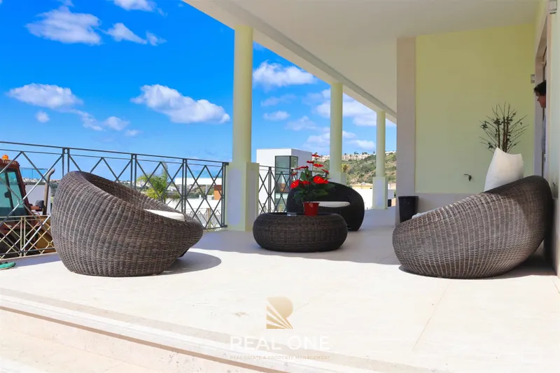Villa na encosta da Orada em 1.000 m2 de área privada