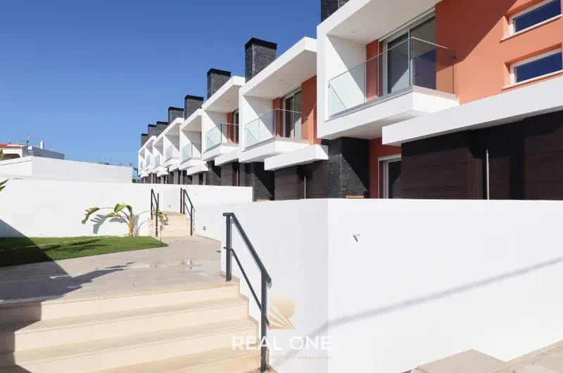 Moradia Nova com 2 quartos em Condomínio com Piscina – Albufeira