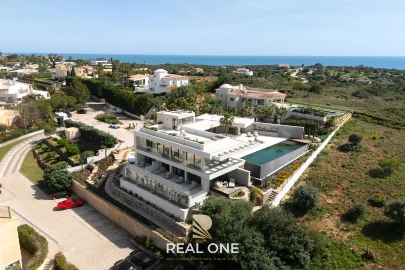 Vila de Luxo com Piscina Infinita e Incrível Vista-Mar