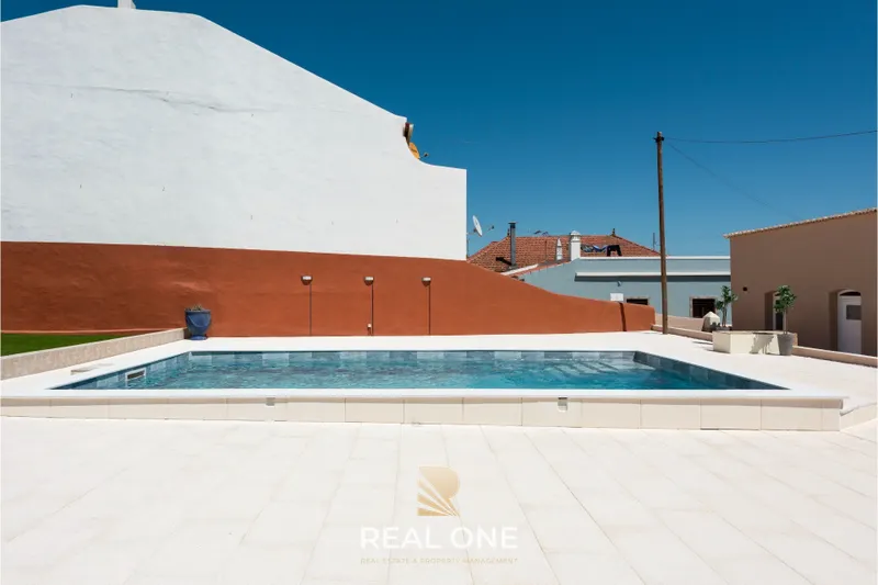 Entièrement rénovée – Villa de 3 chambres avec piscine, jardin et terrain de 1 015m2