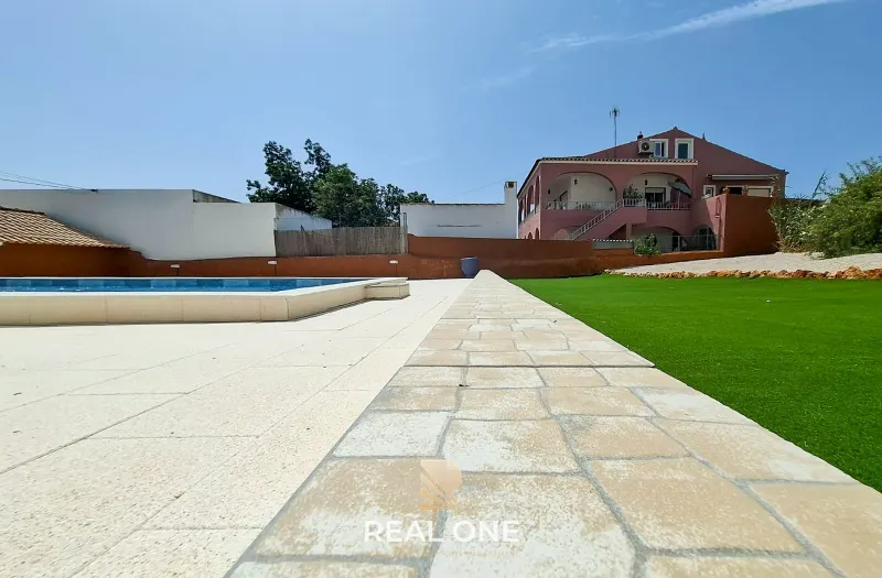 Totalmente reformada – Villa de 3 dormitorios con piscina, jardín y terreno de 1.015m2