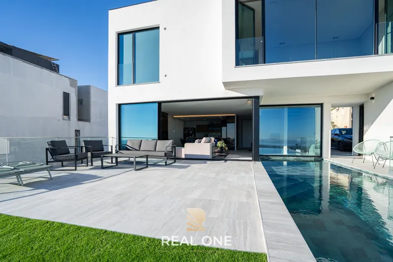 Private 4-bedroom villa with stunning views of the Tejo River and the Vasco da Gama Bridge