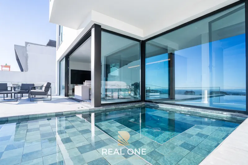 Private 4-bedroom villa with stunning views of the Tejo River and the Vasco da Gama Bridge