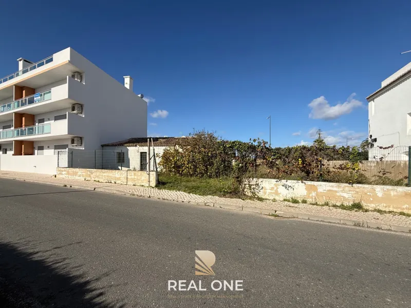 Terre avec ruines à Olhos de Agua