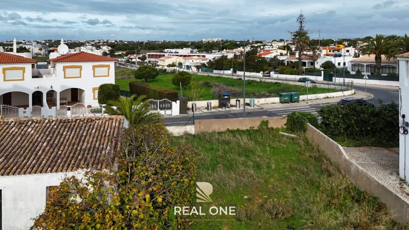 Terre avec ruines à Olhos de Agua