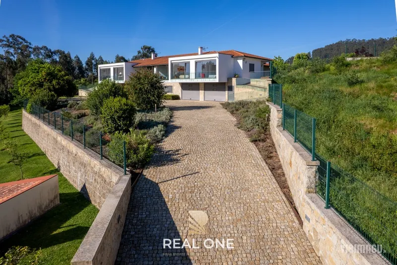 REFÚGIO CONTEMPORÂNEO NO ALTO MINHO ARCOS DE VALDEVEZ • PORTUGAL