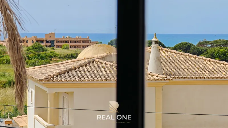 Moradia V4 isolada com piscina, jardim e vista mar em Olhos de Água