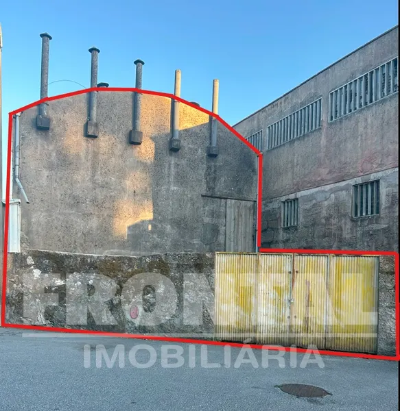 Terreno com Casa e Armazém - 423 m2 | Milheirós, Maia